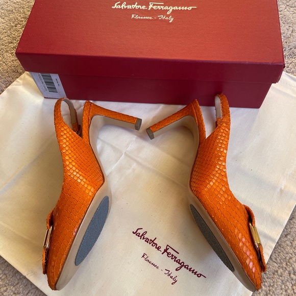 SALVATORE FERRAGAMO Gardenia  Python Skin Orange Pebble Calf  Heels Size 5 1/2 C - Picture 4 of 11
